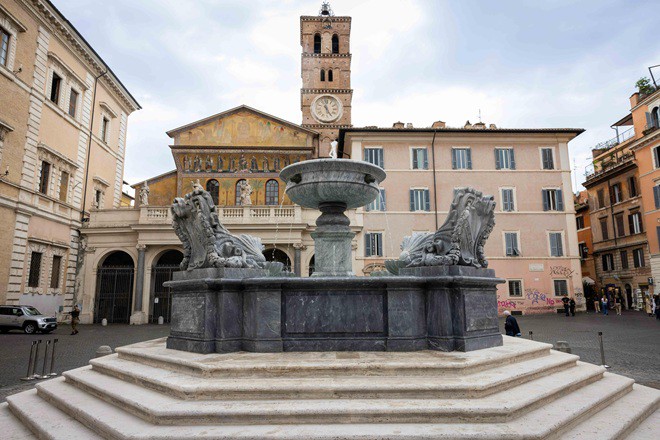 Piazza di Santa Maria in Trastevere, concluso restauro fontana